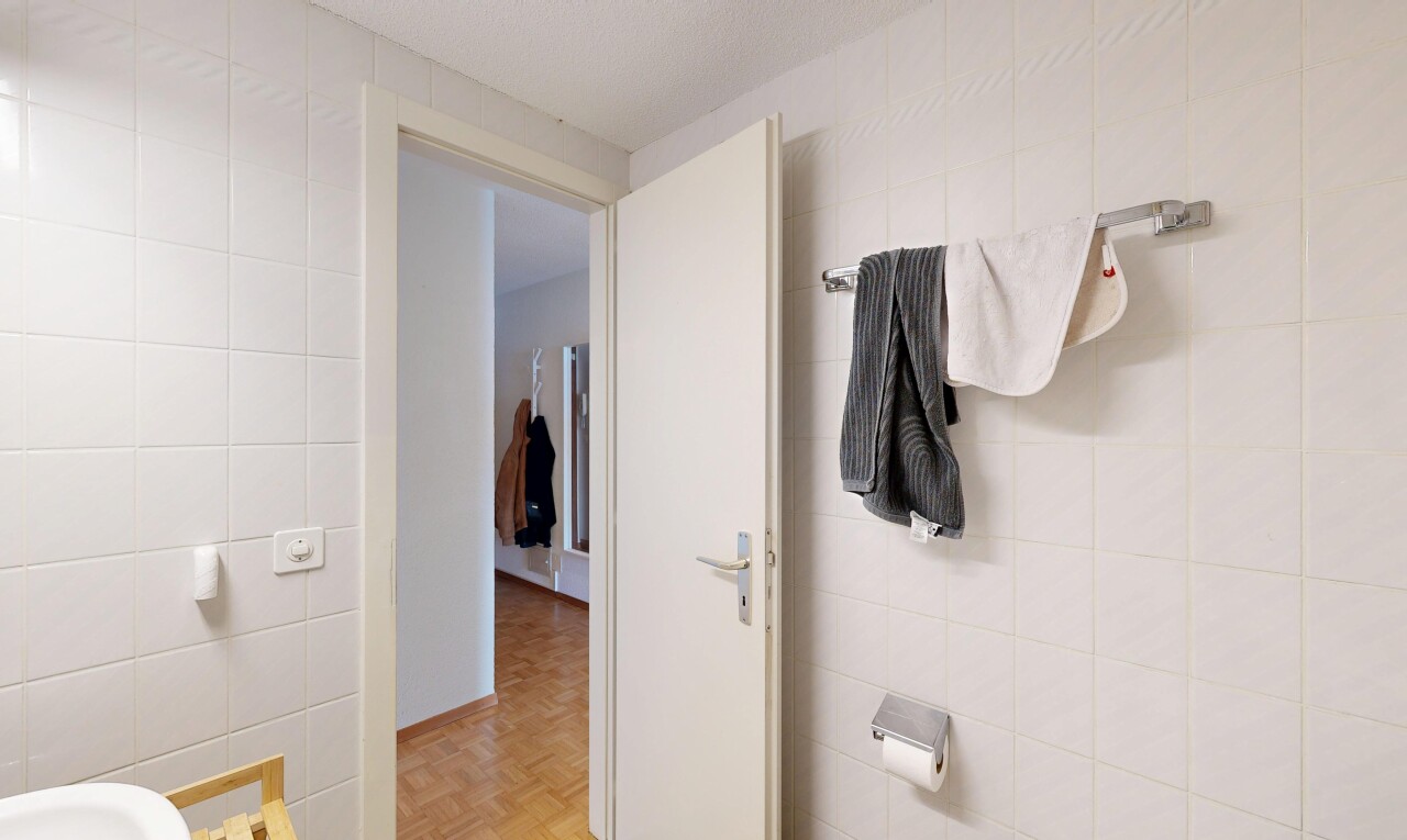 salle de bains avec mur en carrelage, tile wall, parquet floor, sol en finition bois, et wood finish floor
