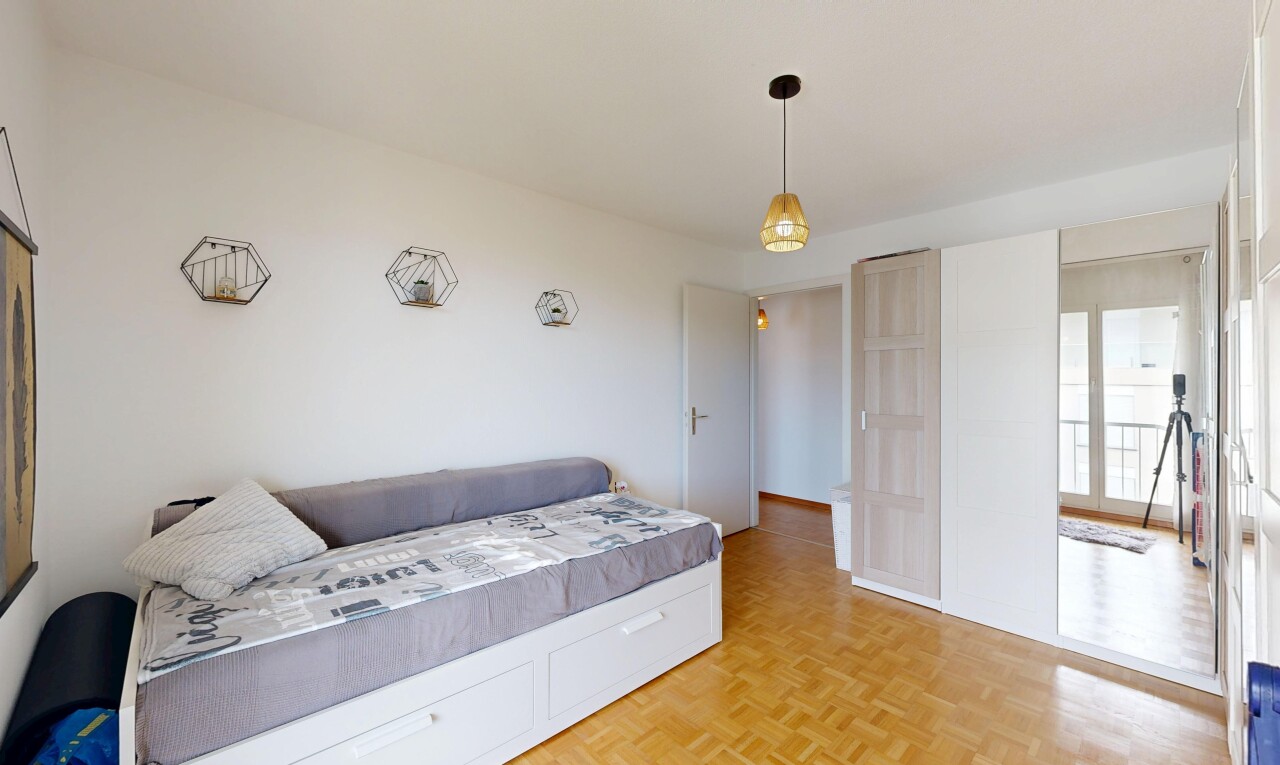 salon avec sol en finition bois, wood finish floor, parquet floor, cloison sèche, et drywall