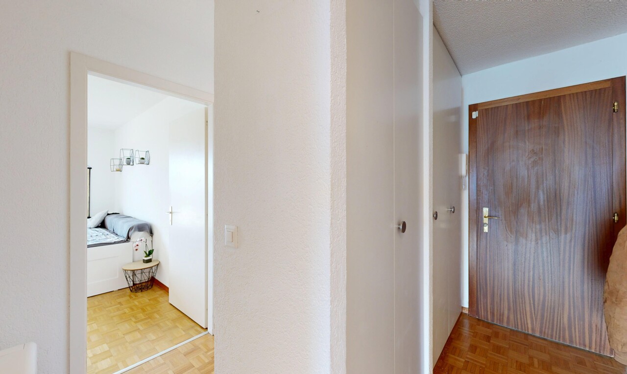 couloir avec parquet floor, sol en finition bois, wood finish floor, inside property, et light floor
