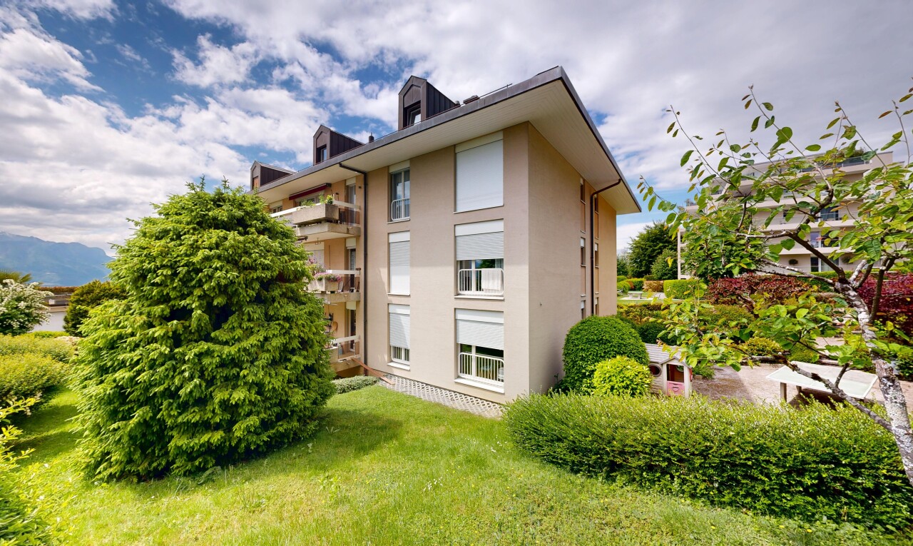 façade avec bardage en stuc, toit mansardé, pelouse, day time, et apartment complex view