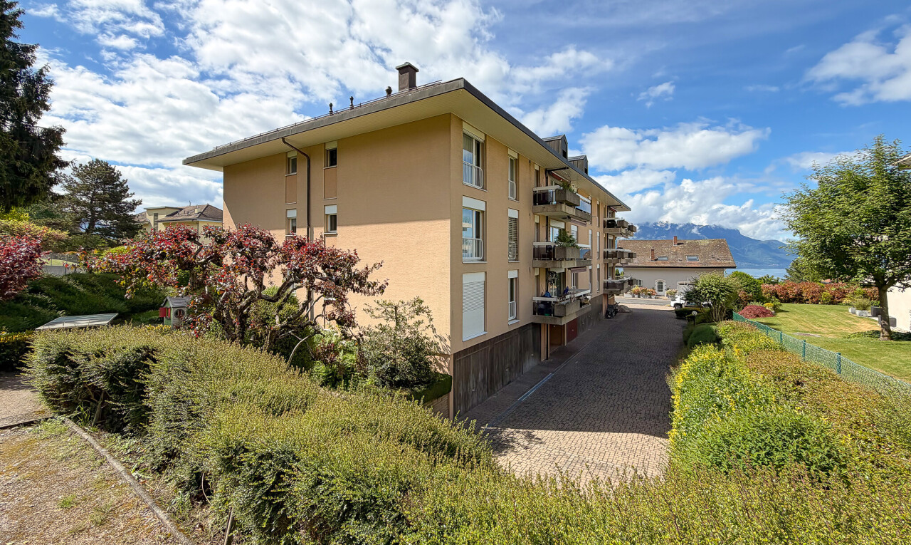 façade avec apartment complex view, day time, bardage en stuc, vue sur la montagne, et mountain view