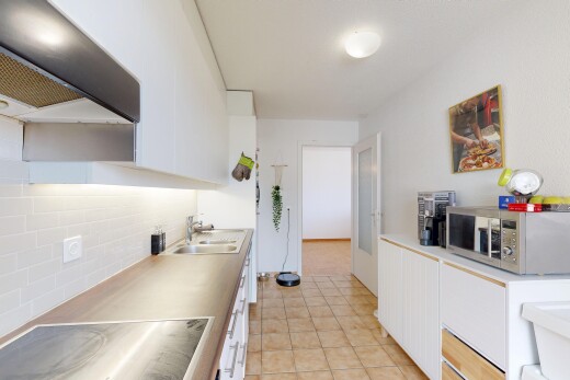 cuisine avec white cabinets, armoires blanches, hotte, micro-ondes, et light countertops