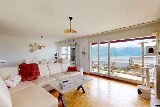 salon avec wood finish floor, sol en finition bois, parquet floor, drywall, et cloison sèche