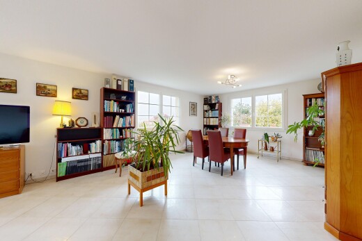esszimmer mit gipskartonwand, drywall, fernseher, natürliches licht, und natural light