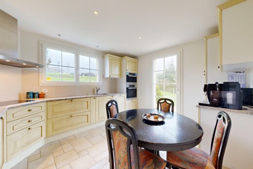 küche mit hochgezogene schränke, dunstabzugshaube, inside property, natural light, und natürliches licht