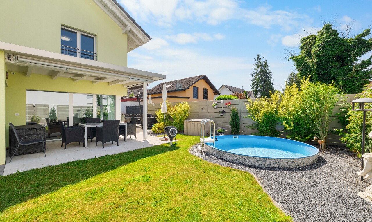 schwimmbad mit rasen, zaun, terrasse, schwimmbad, und from property