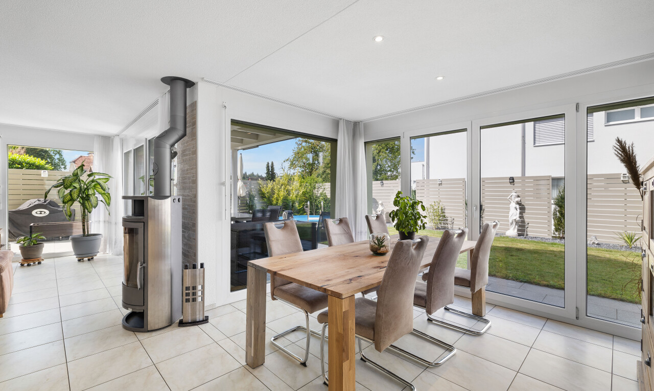 esszimmer mit natürliches licht, natural light, day time, fliesenboden, und tile floor