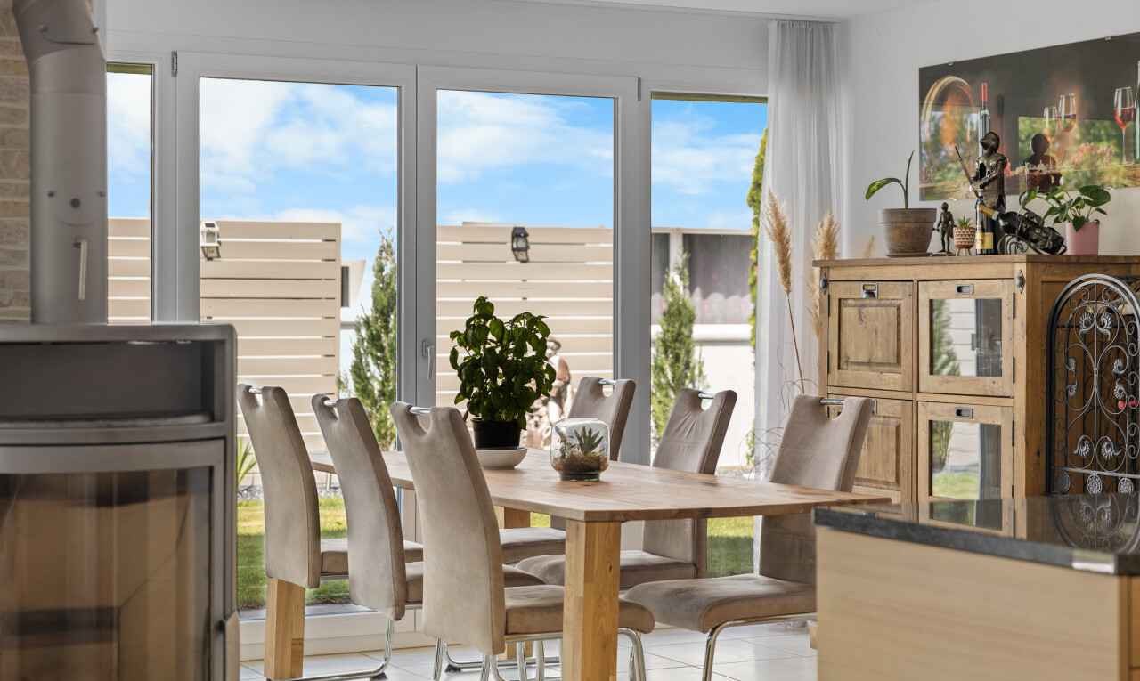 esszimmer mit inside property, natürliches licht, natural light, gipskartonwand, und drywall