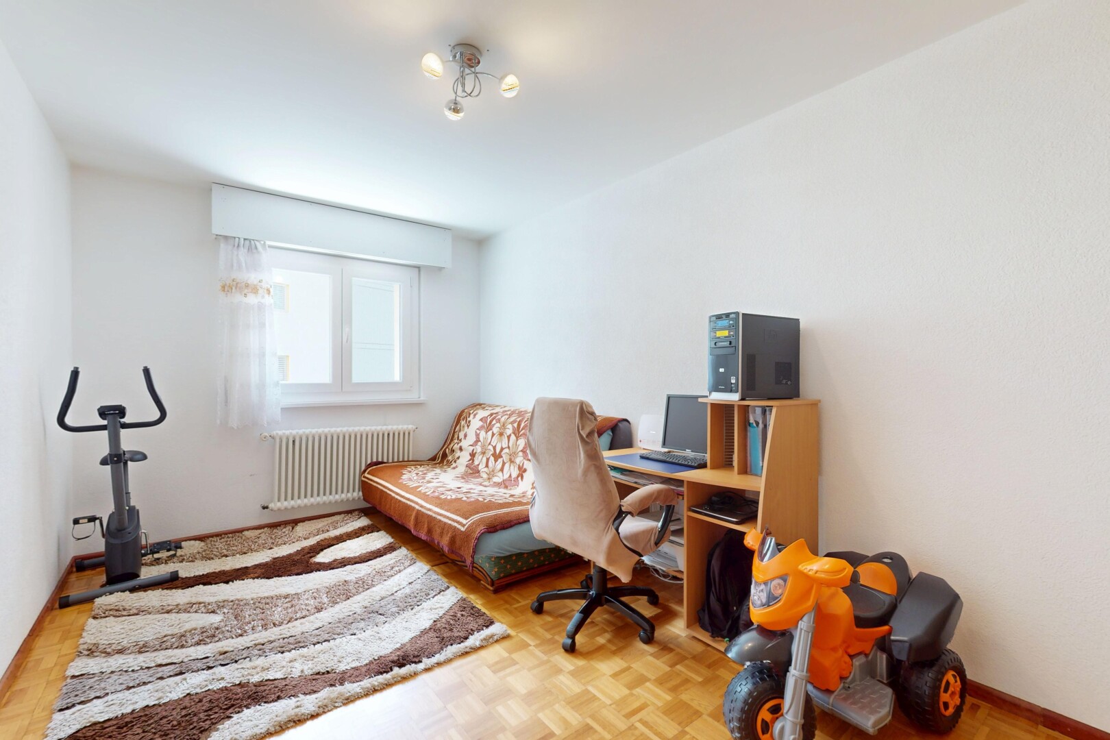 büro mit kühler, natürliches licht, natural light, inside property, und gipskartonwand