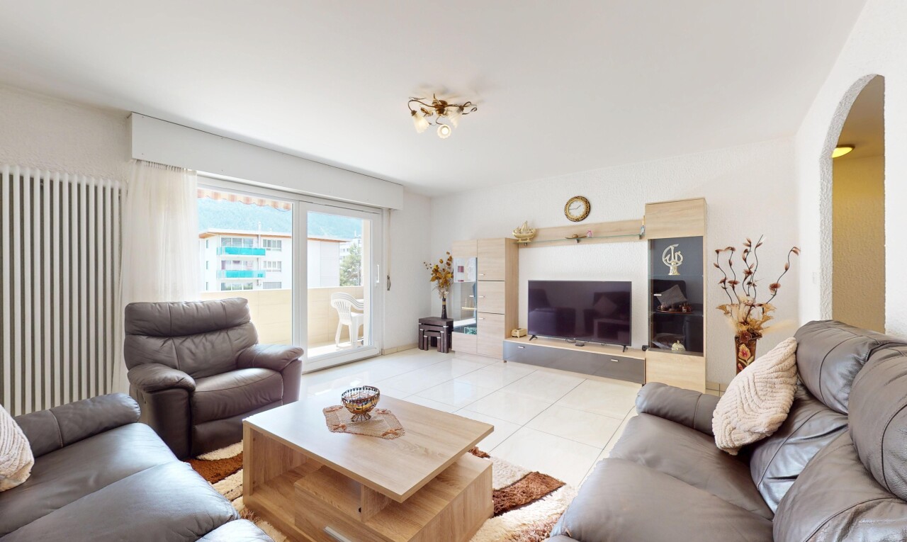 wohnzimmer mit fernseher, gewölbte gehwege, inside property, natürliches licht, und natural light