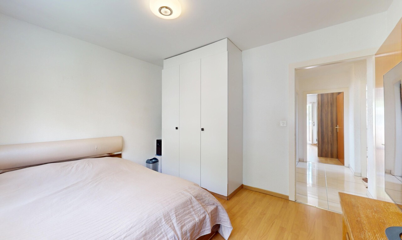 zimmer / schlafzimmer mit gipskartonwand, drywall, inside property, kleiderschrank, und holzfußboden