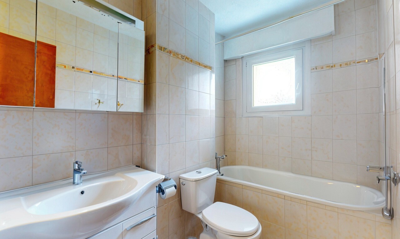 bad mit tile tub, inside property, komplettes badezimmer, fliesenwand, und tile wall