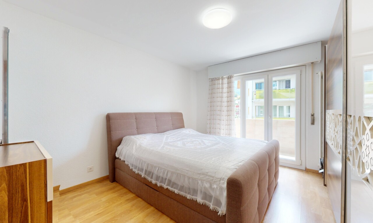 zimmer / schlafzimmer mit inside property, natürliches licht, natural light, holzfußboden, und wood finish floor