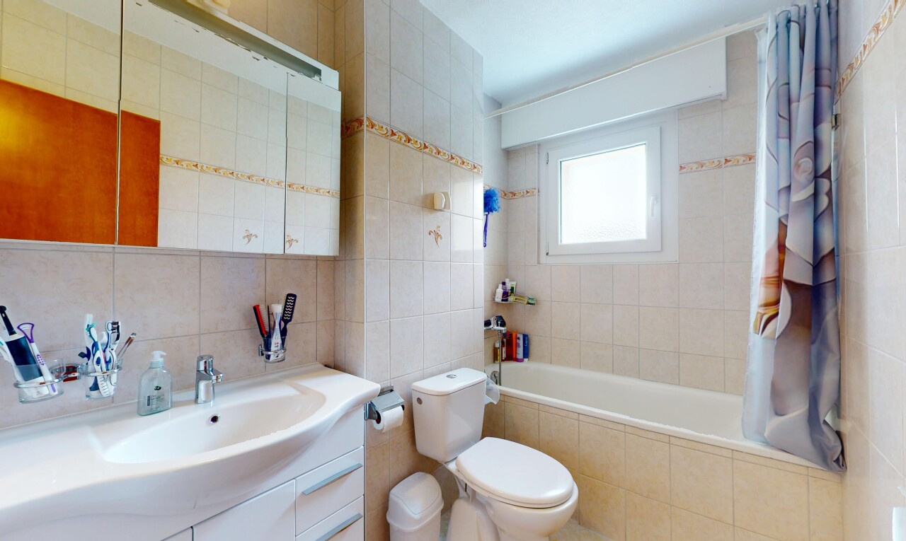 bad mit tile tub, inside property, komplettes badezimmer, fliesenwand, und tile wall