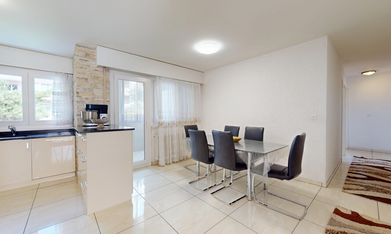 esszimmer mit inside property, natürliches licht, natural light, fliesenboden, und tile floor
