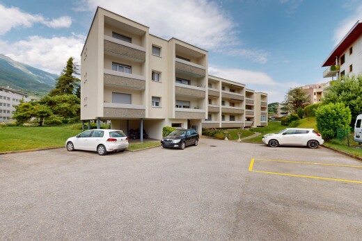 außenansicht mit parkplatz, day time, und property visible