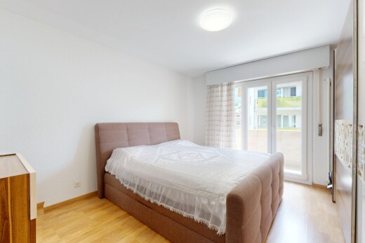 zimmer / schlafzimmer mit inside property, natürliches licht, natural light, holzfußboden, und wood finish floor