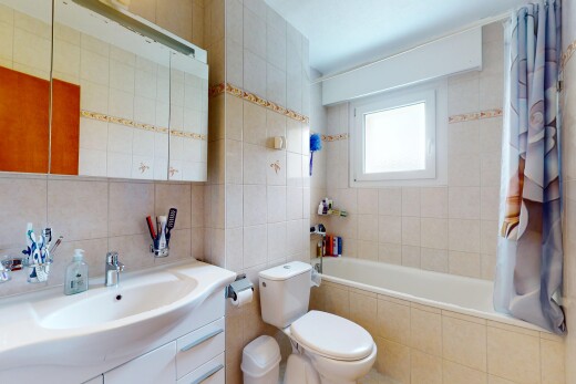 bad mit tile tub, inside property, komplettes badezimmer, fliesenwand, und tile wall