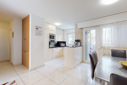 küche mit ofen, mikrowelle, inside property, natürliches licht, und natural light