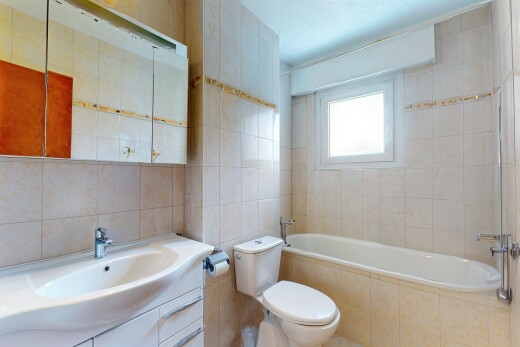 bad mit tile tub, inside property, komplettes badezimmer, fliesenwand, und tile wall