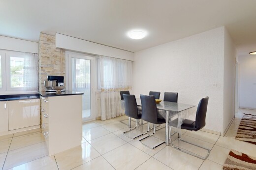 esszimmer mit inside property, natürliches licht, natural light, fliesenboden, und tile floor