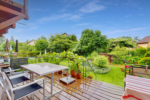 terrasse mit from property, day time, rasen, und essbereich im freien