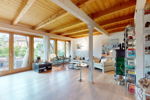 wohnzimmer mit balkendecke, beamed ceiling, holzdecke, wood ceiling, und natürliches licht