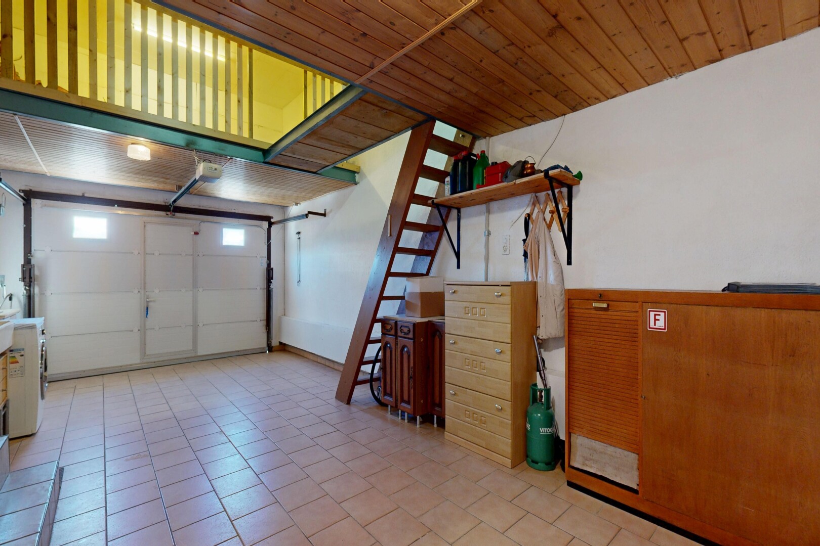 espace intérieur avec garage, inside property, cloison sèche, drywall, et plafond en bois