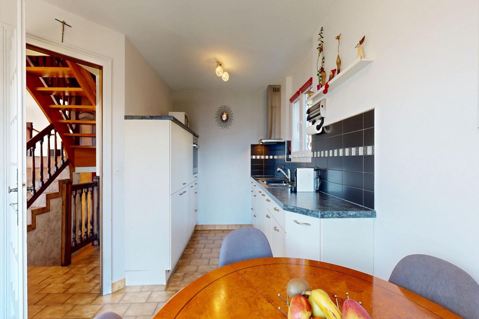cuisine avec plans de travail, dark countertops, cuisine en couloir, galley kitchen, et hotte