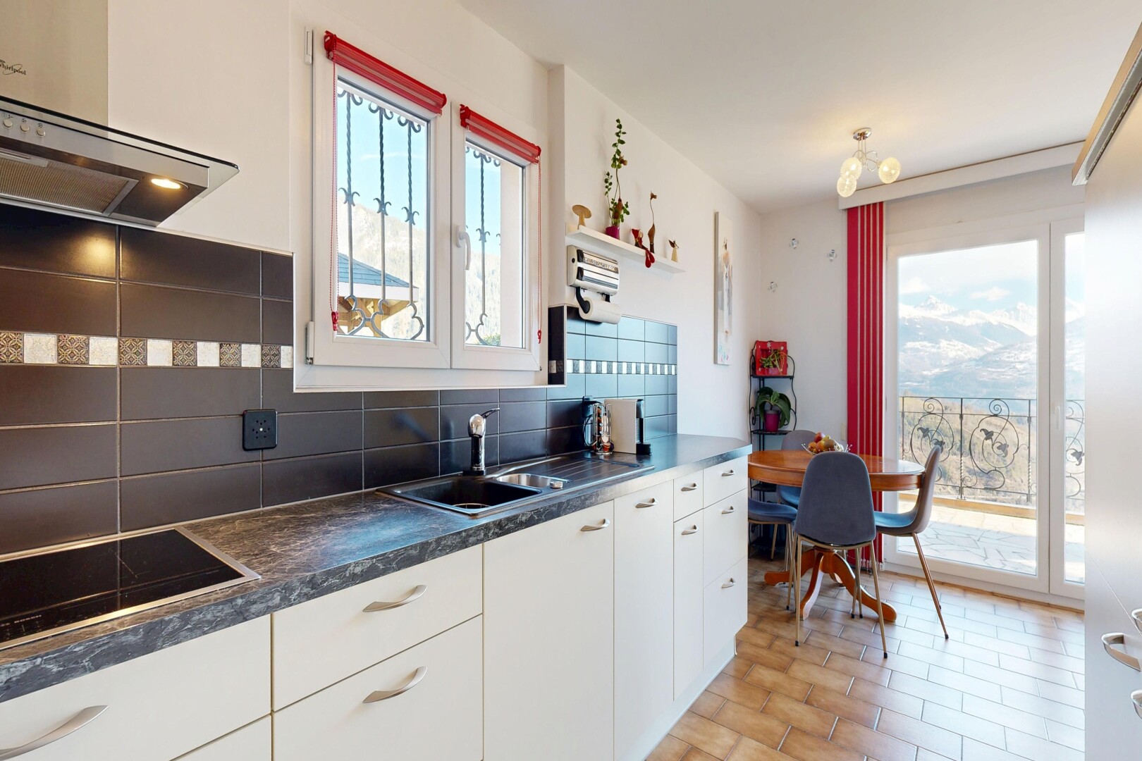 cuisine avec plans de travail, dark countertops, hotte, light floor, et inside property