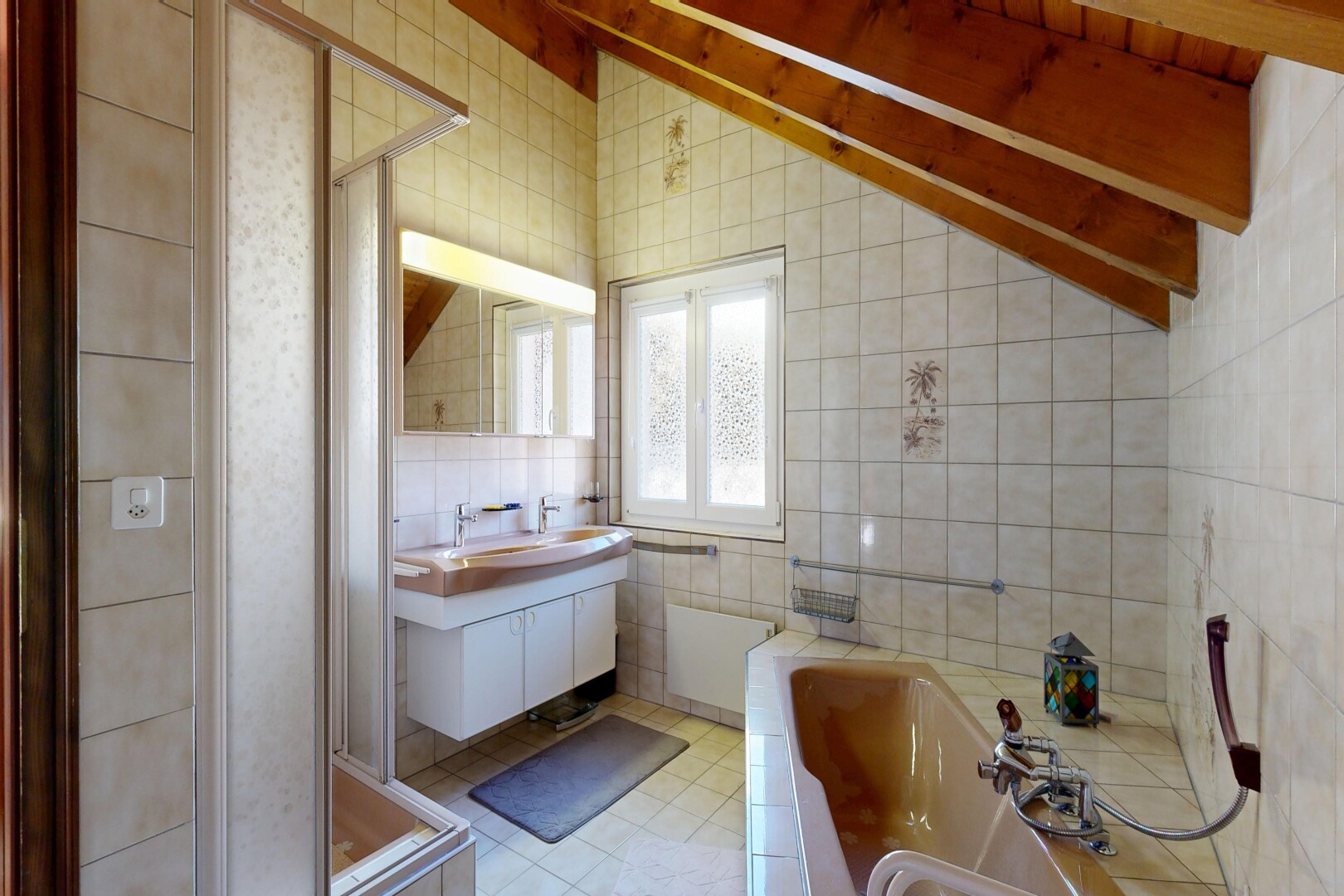 salle de bains avec tile wall, mur en carrelage, salle de bain complète, douche, et miroir