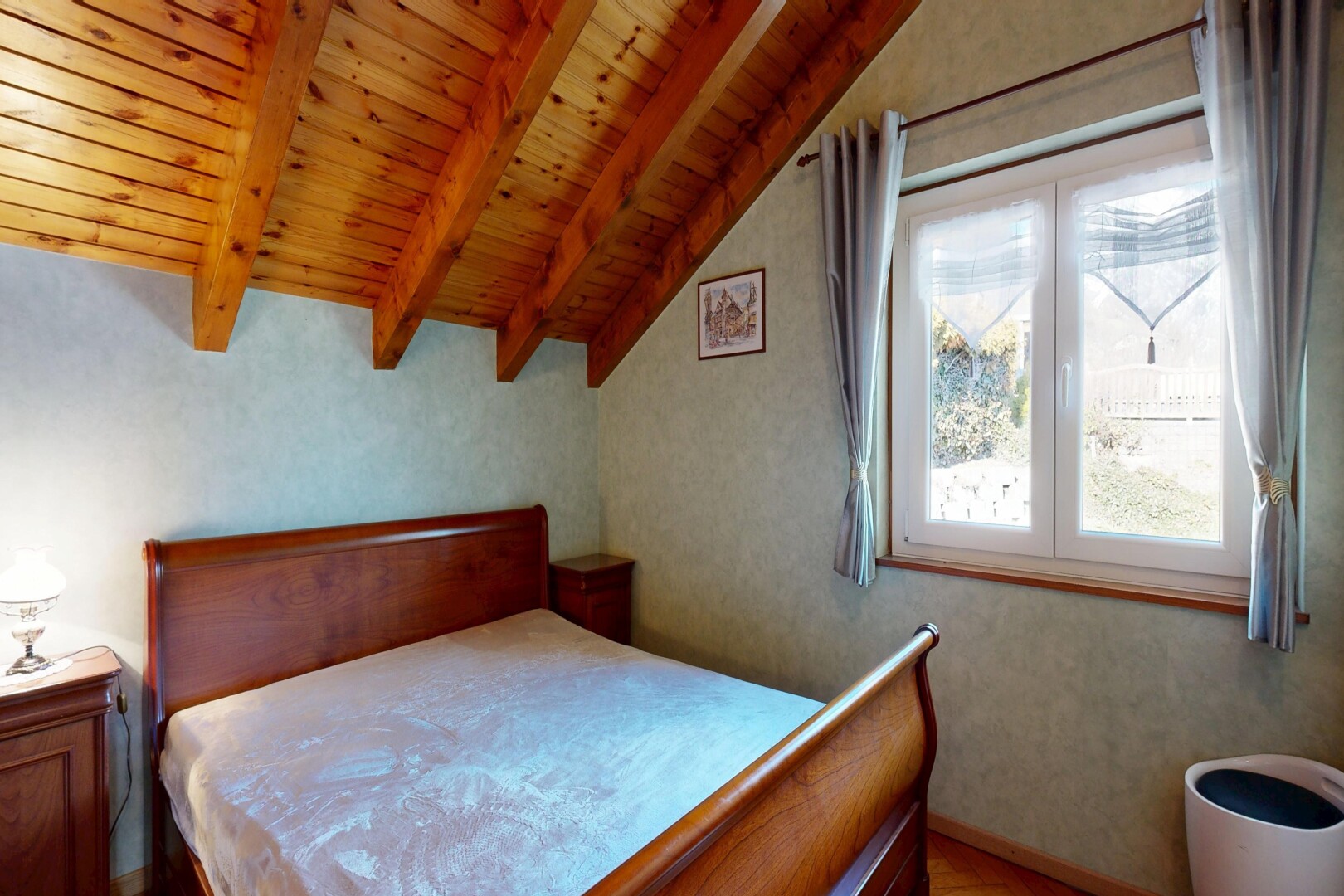 chambre avec inside property, plafond à poutres, beamed ceiling, plafond en bois, et wood ceiling