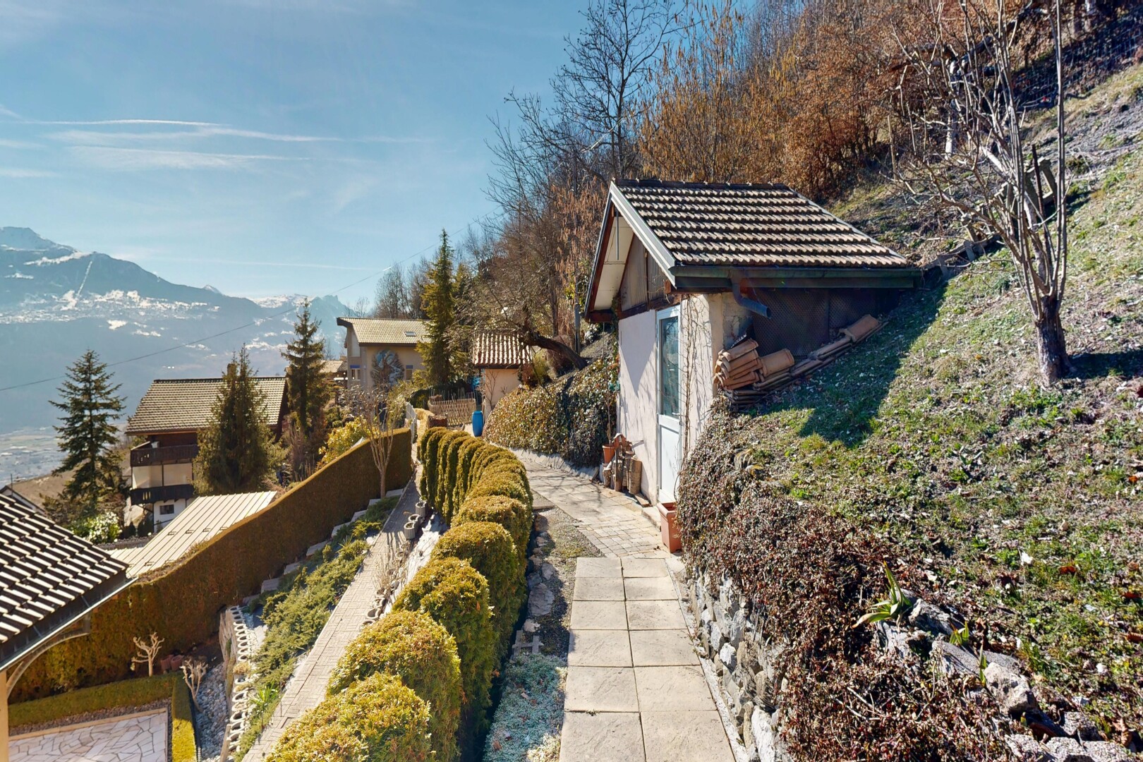 façade avec toit en tuiles, vue sur la montagne, mountain view, et day time