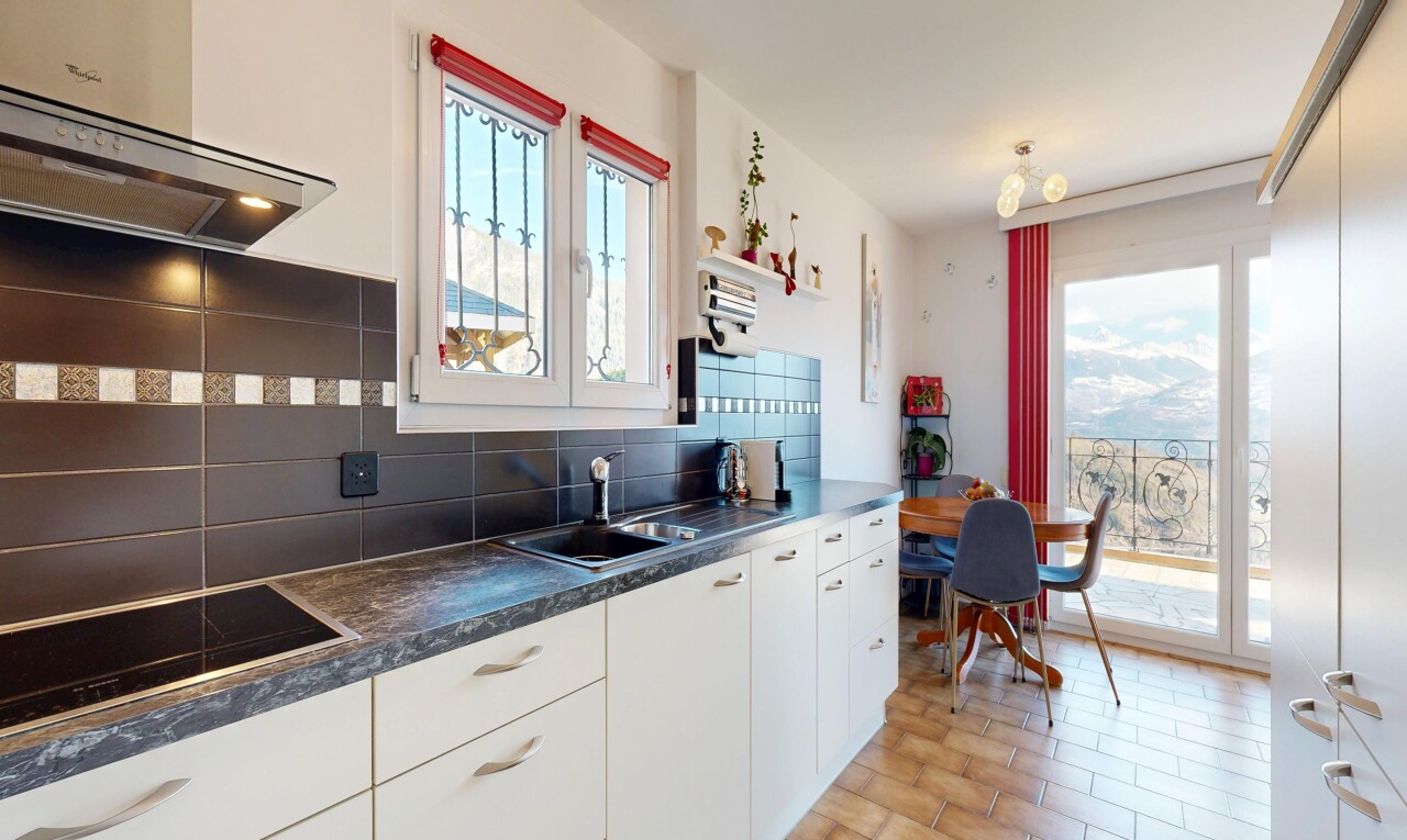 cuisine avec plans de travail, dark countertops, hotte, light floor, et inside property