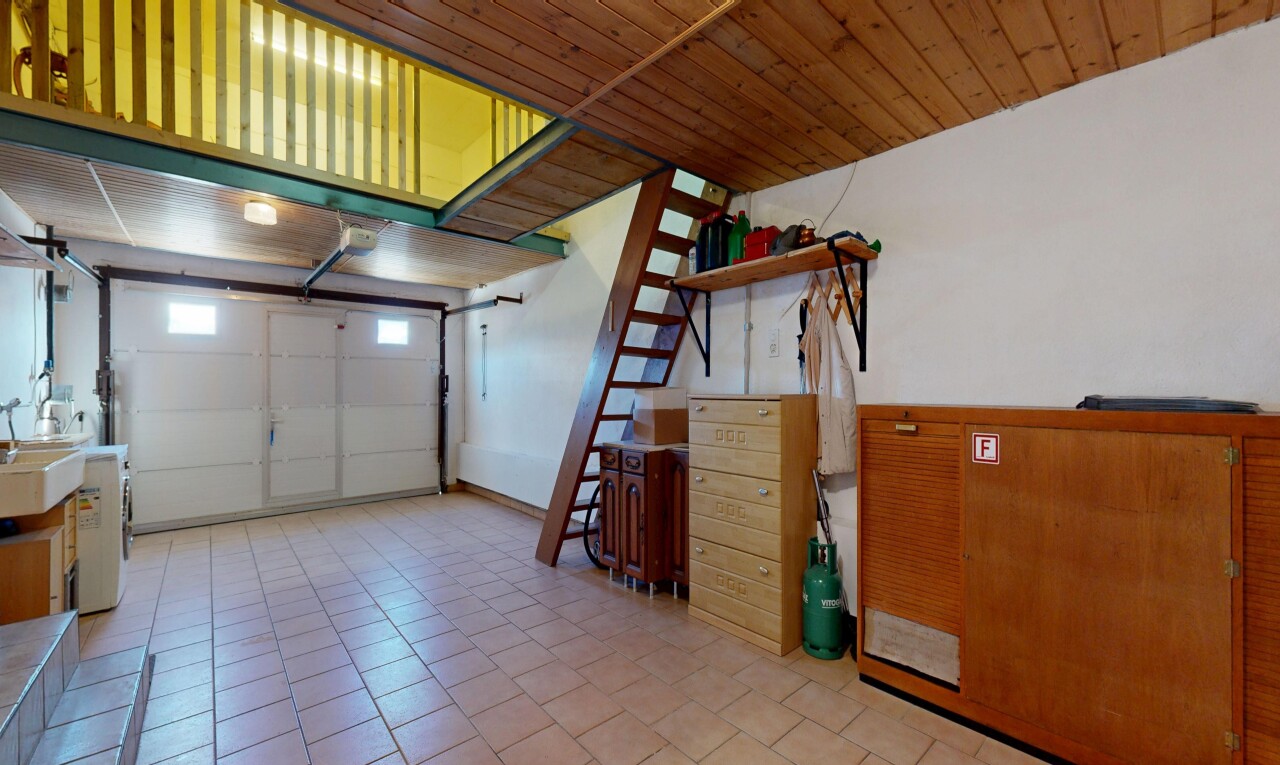 espace intérieur avec garage, inside property, cloison sèche, drywall, et plafond en bois