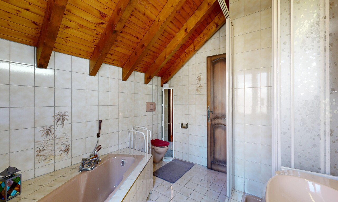 salle de bains avec bain, mur en carrelage, tile wall, salle de bain complète, et light floor