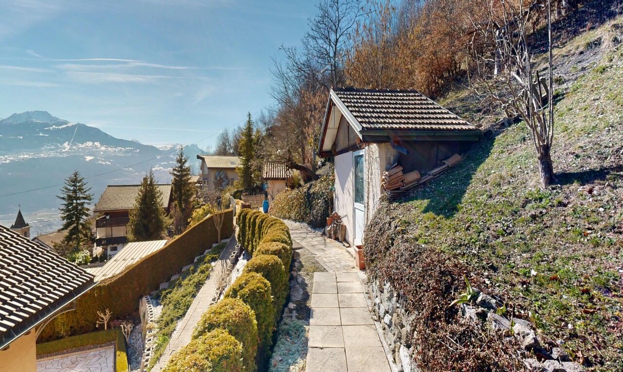 façade avec toit en tuiles, vue sur la montagne, mountain view, et day time