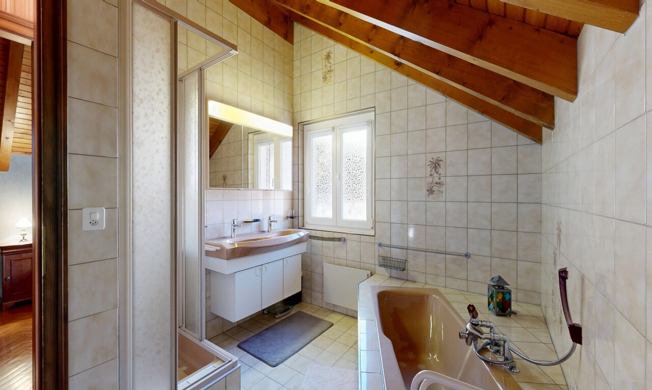 salle de bains avec tile wall, mur en carrelage, salle de bain complète, douche, et miroir