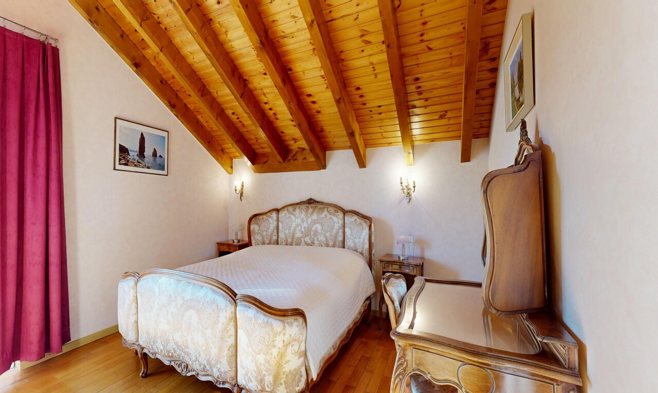 chambre avec plafond en bois, wood ceiling, inside property, plafond à poutres, et beamed ceiling