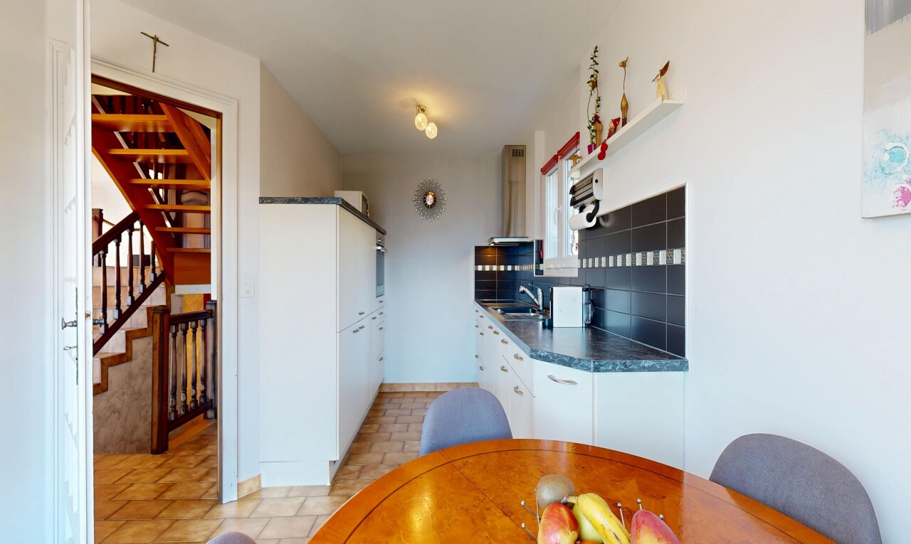 cuisine avec plans de travail, dark countertops, cuisine en couloir, galley kitchen, et hotte