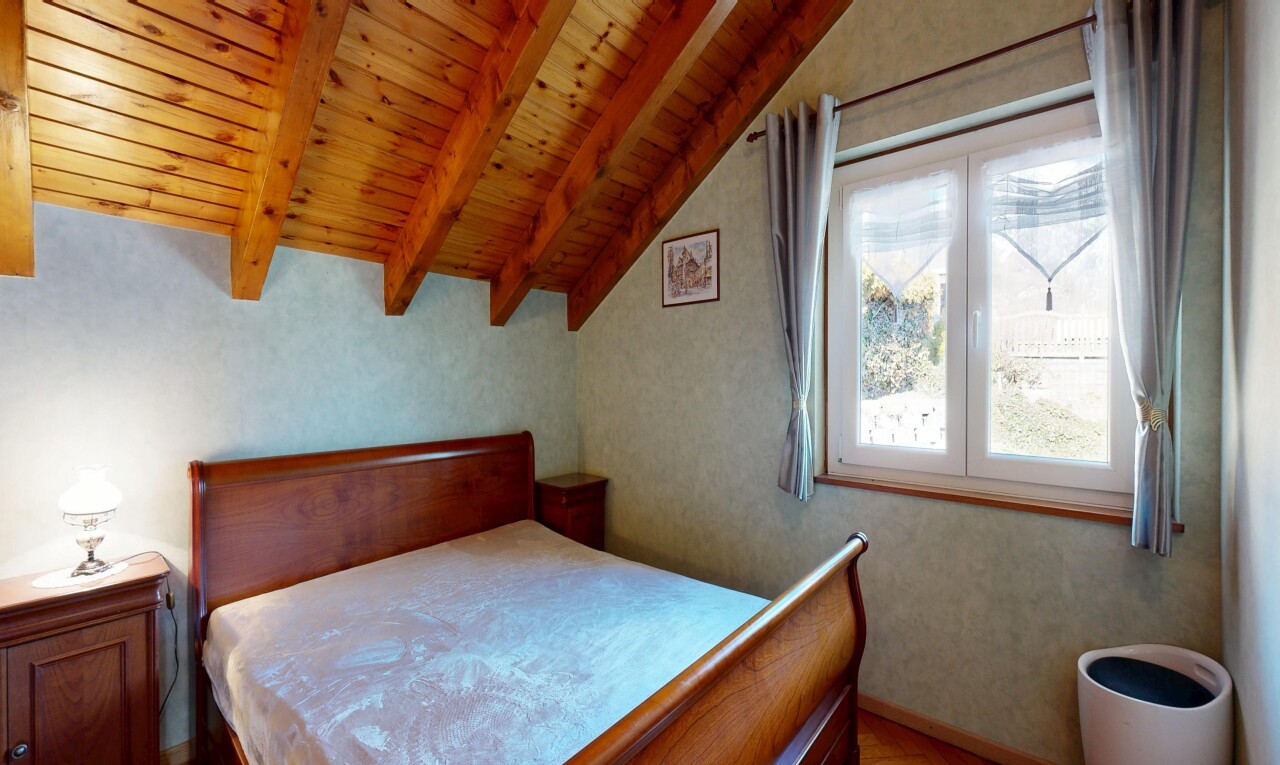chambre avec inside property, plafond à poutres, beamed ceiling, plafond en bois, et wood ceiling