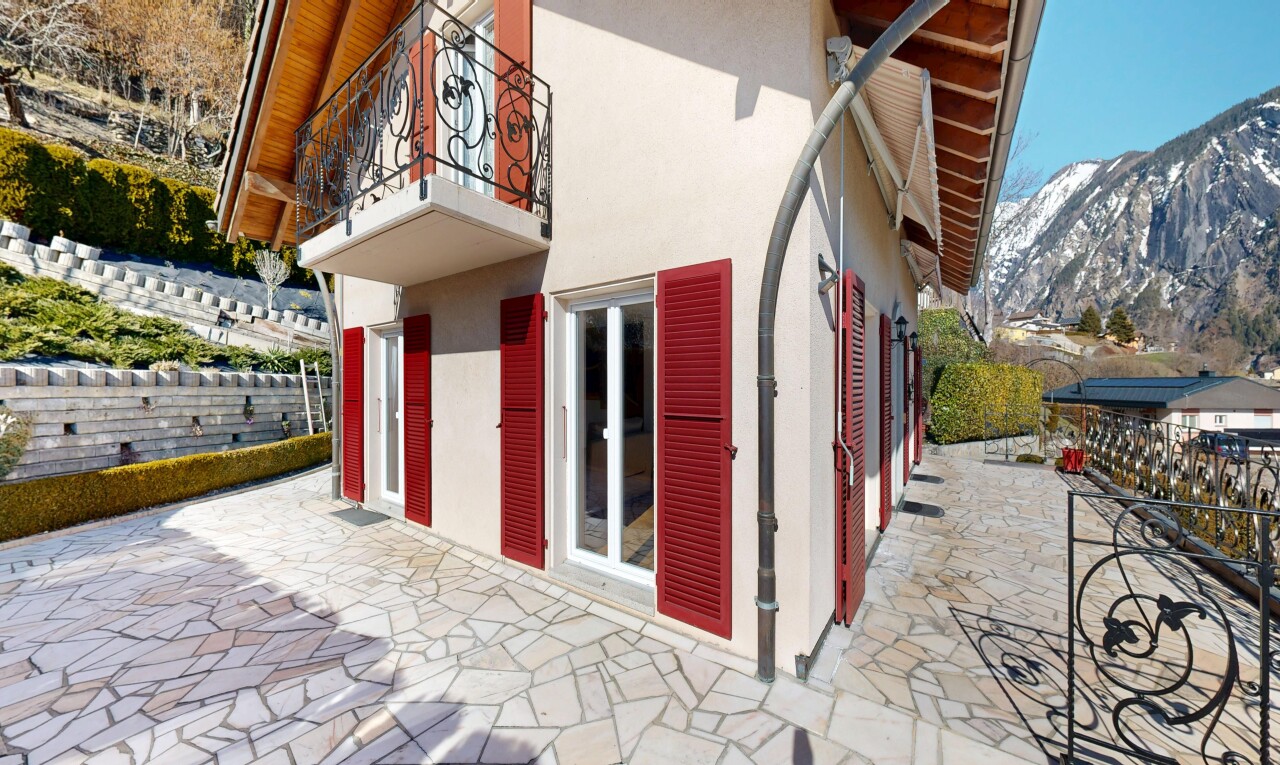 façade avec vue sur la montagne, mountain view, bardage en stuc, balcon, et day time