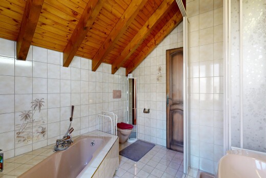 salle de bains avec bain, mur en carrelage, tile wall, salle de bain complète, et light floor