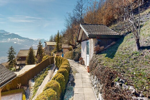 façade avec toit en tuiles, vue sur la montagne, mountain view, et day time