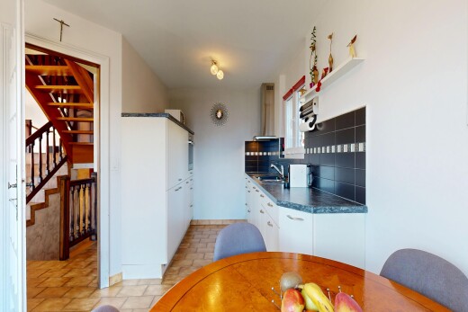 cuisine avec plans de travail, dark countertops, cuisine en couloir, galley kitchen, et hotte