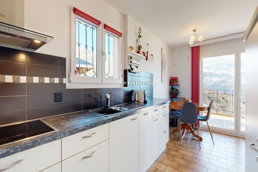 cuisine avec plans de travail, dark countertops, hotte, light floor, et inside property