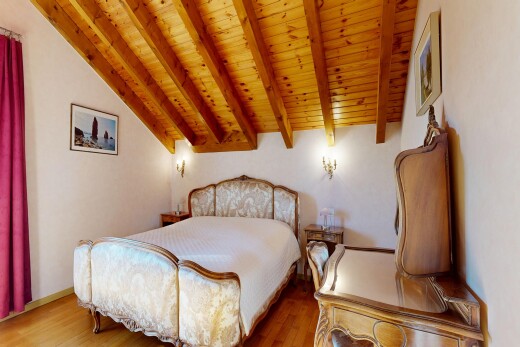 chambre avec plafond en bois, wood ceiling, inside property, plafond à poutres, et beamed ceiling