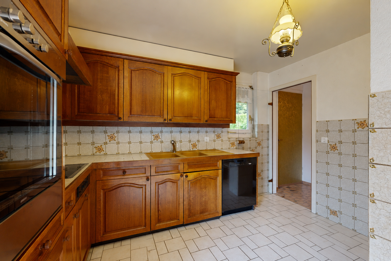 küche mit ofen, mittelbraune schränke, medium brown cabinets, light floor, und bogenförmige schränke