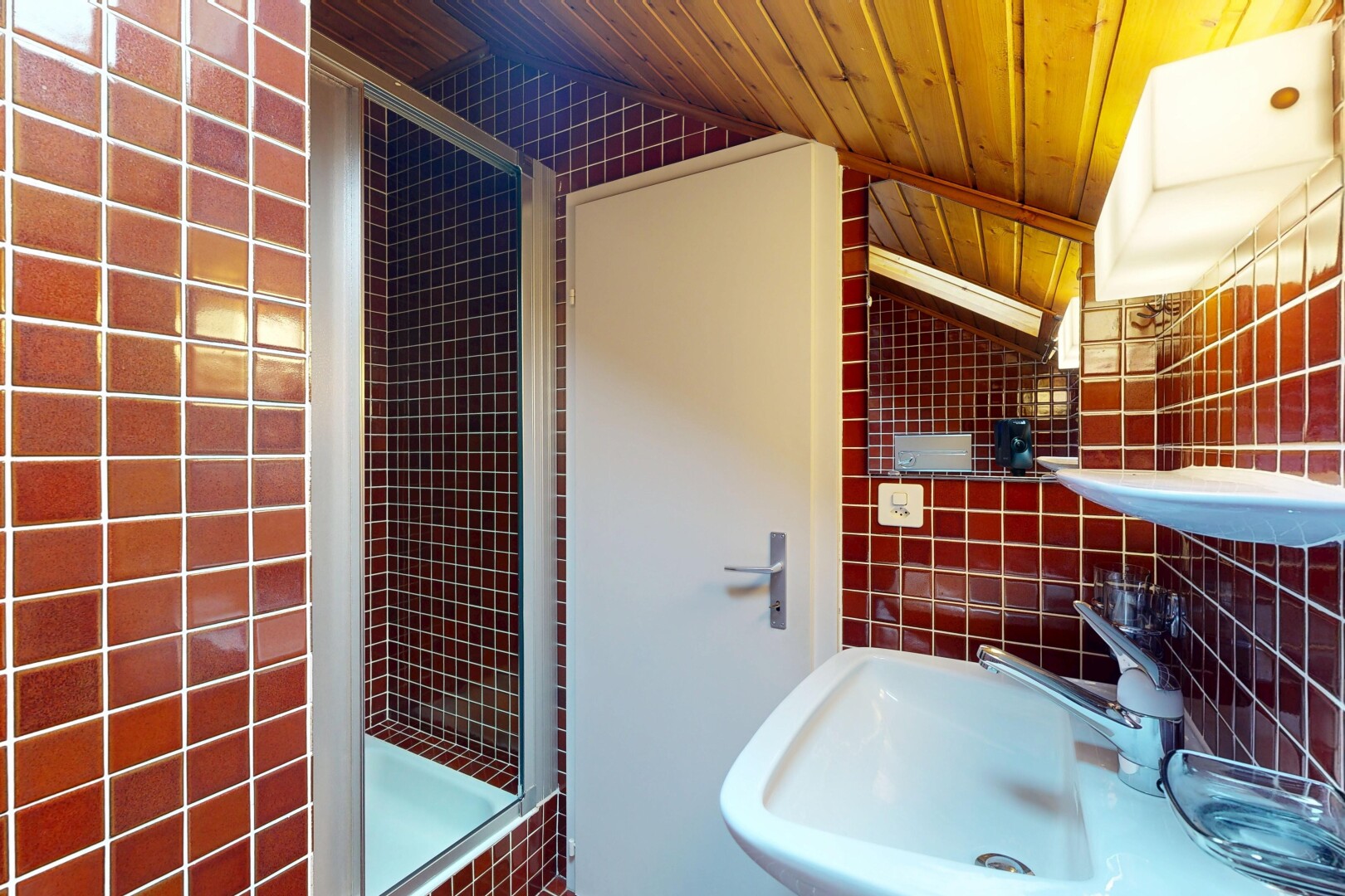 bad mit dusche, komplettes badezimmer, fliesenwand, tile wall, und spiegel