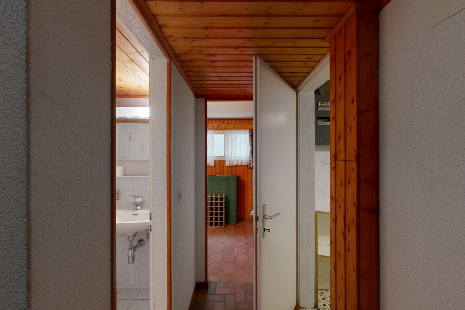 halle / korridor mit wood ceiling, holzdecke, und inside property